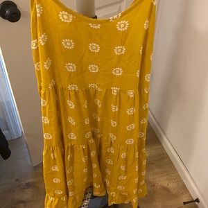 Mustard Drees with white daisies.